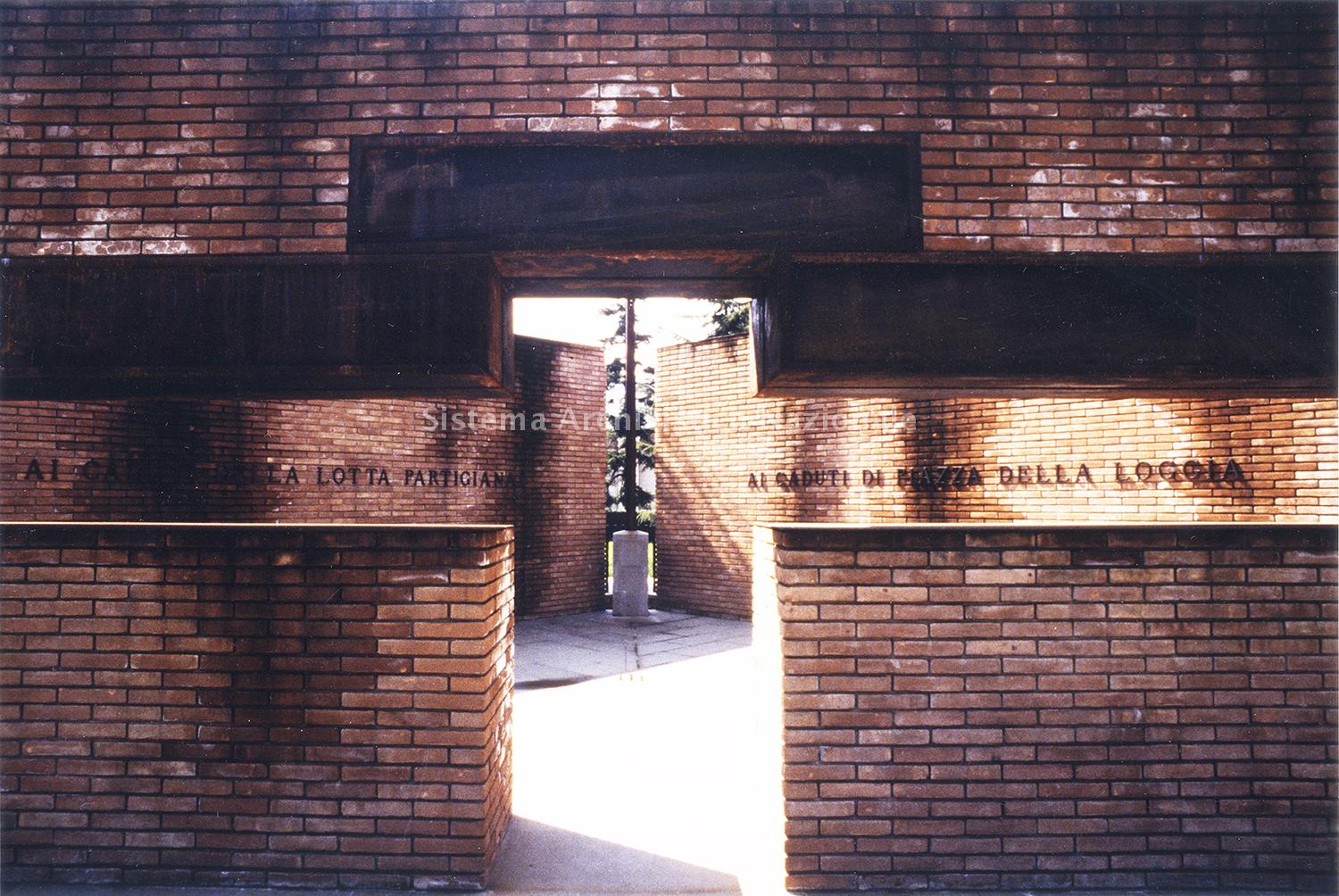  Particolare del fronte d\'ingresso del Monumento in una ripresa fotografica eseguita dopo l\'inaugurazione dello stesso nel 1984. 